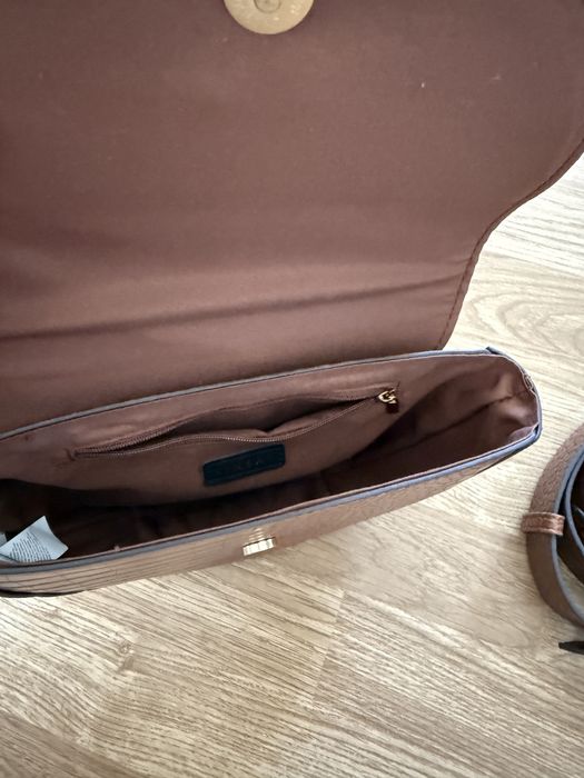 Бяла дамска чанта и кафява дамска чанта с дълга дръжка