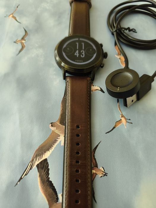 Продавам Смарт часовник Fossil ,в много добро състояние и чисто ново зарядно!!