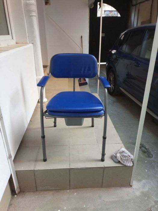 Scaun medicinal cu wc de camera pt pers in varsta
