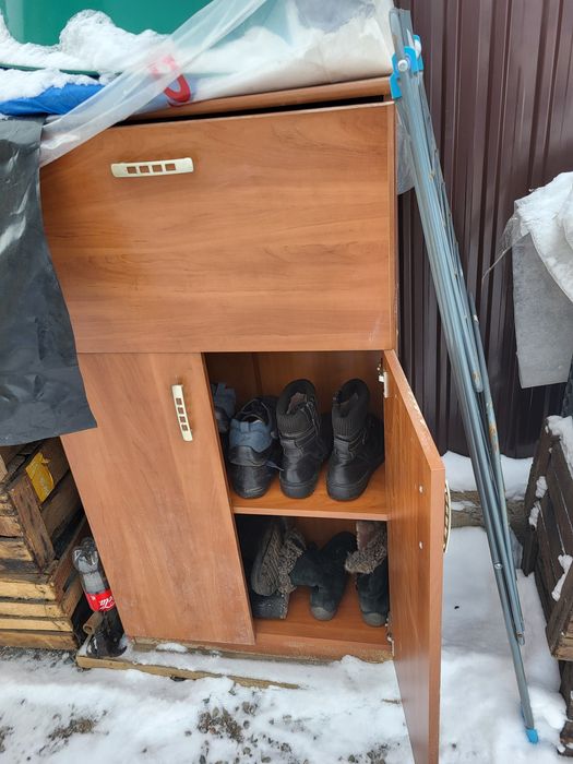 Обувница и шкаф для вещей.