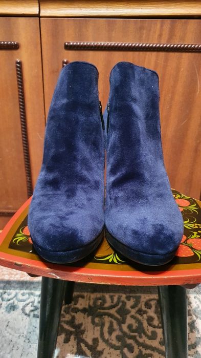 Продам женские ботинки