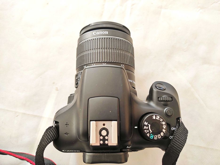 Фотоапарат Canon 1300D с калъф и стойка