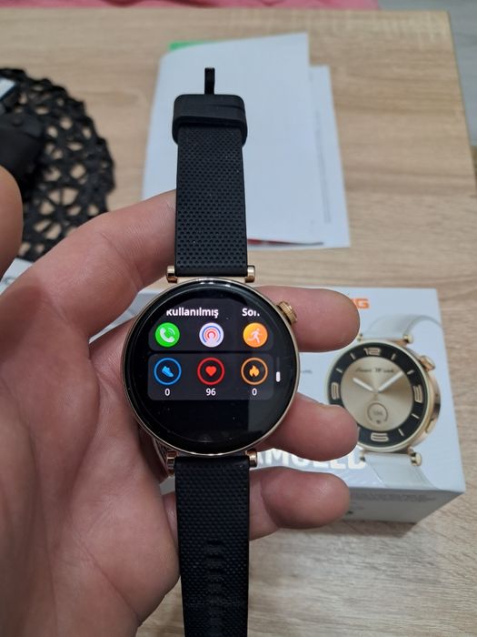 продавам часовник смарт дамски