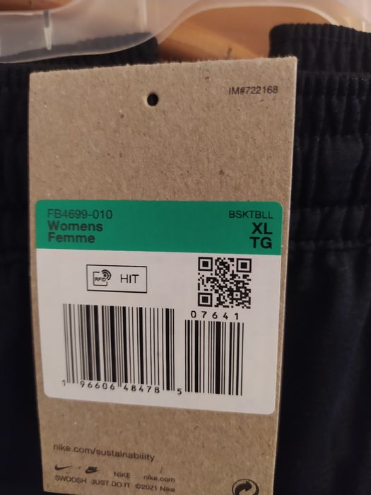 Produse damă: tricou fără mâneci Dri-Fit; bustiere; pantaloni scurți..