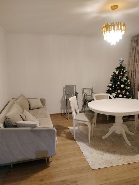 Închiriez apartament cu 4 camere in bloc pe Calea Bucuresti etaj 2