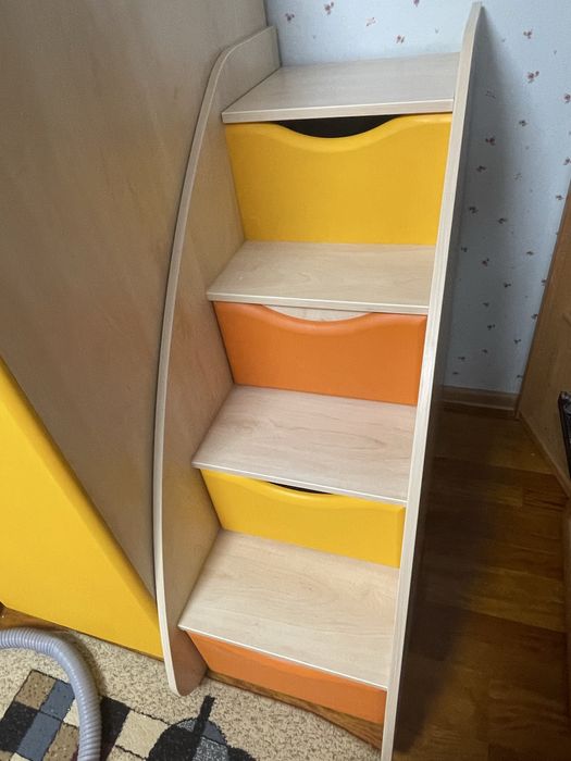 Продам двухярусную детскую кровать