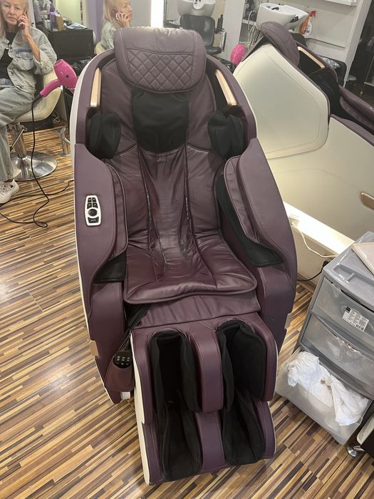 Стола е ползаван 2 години, като цяло  малко е ползван