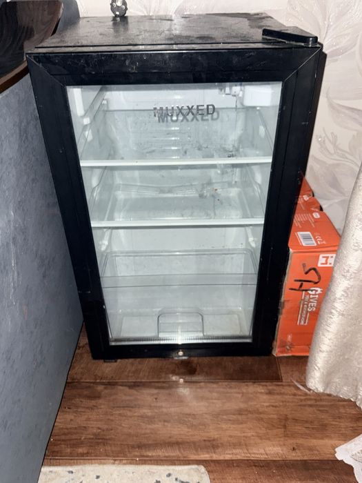 Продам маленкий витринный холодильник