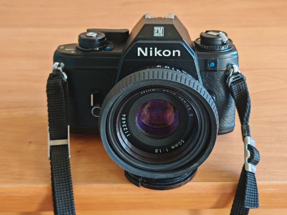 Лентов фотоапарат Nikon EM +  Nikon 50мм 1.8