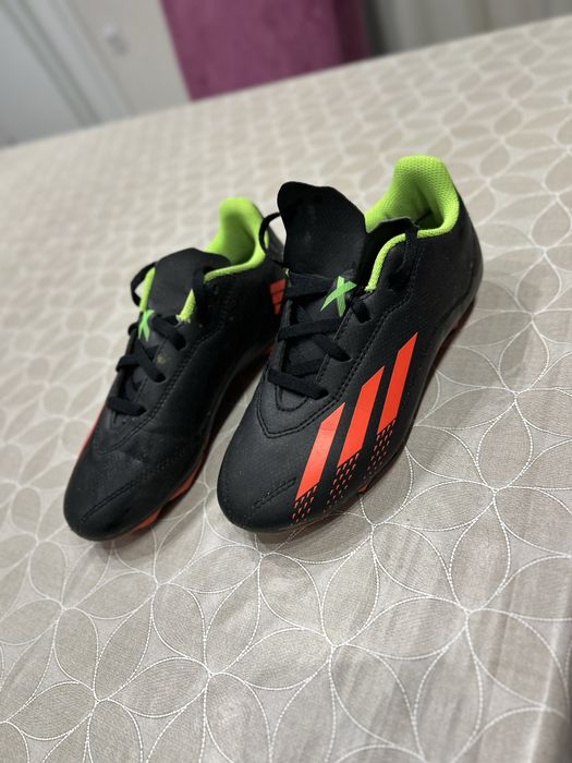 БУТОНКИ.    Обувани са буквално 2 пъти.