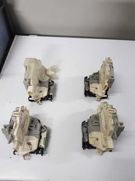 Broasca usa stanga dreapta fata spate Audi A3 8V Hatchback
