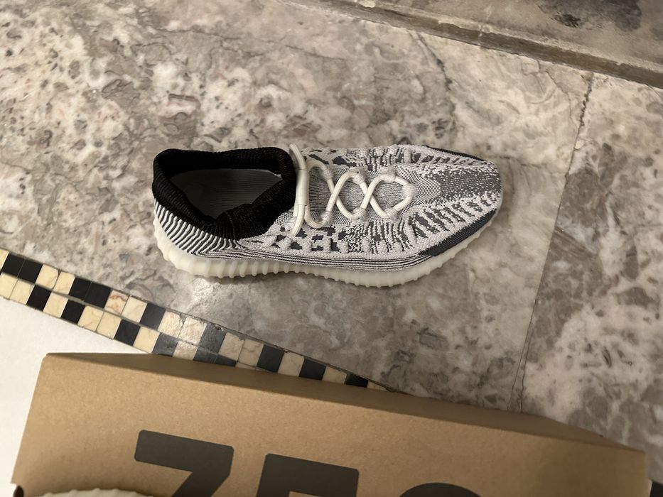 Adidas yezezy boost 350 noi cu factura  .. garantie 30 zi