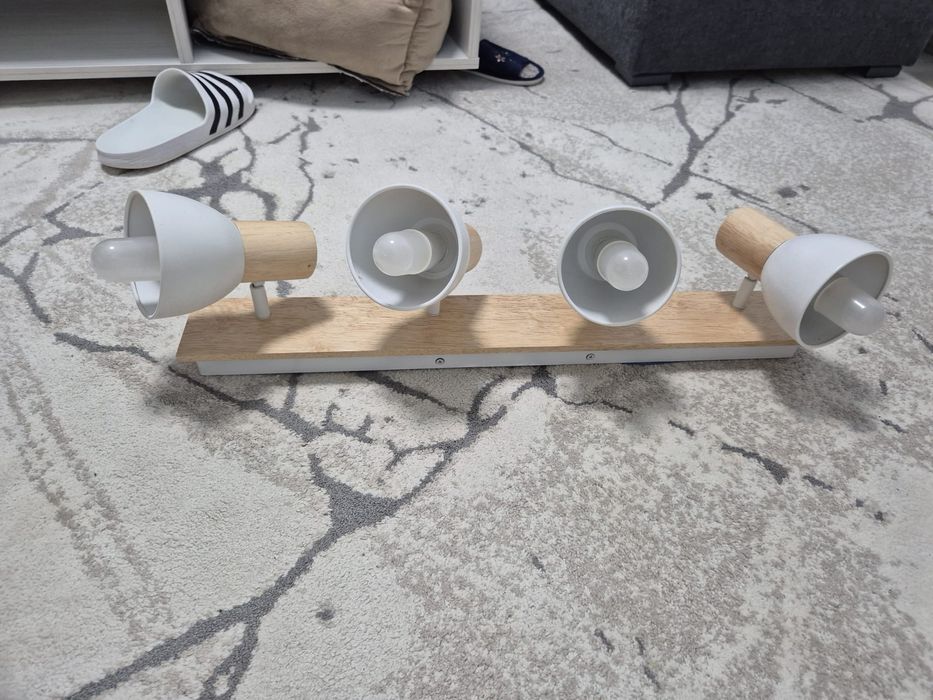 Lustra modernă cu 4 spoturi – ca nouă, cu becuri incluse