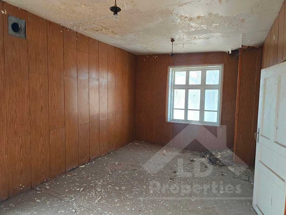 Двуетажна къща в центъра на гр.Вълчи дол