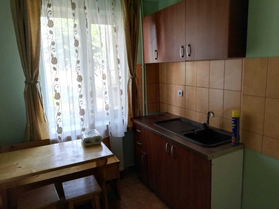 Inchiriez apartament cu 2 camere situat in zona centrala a orasului