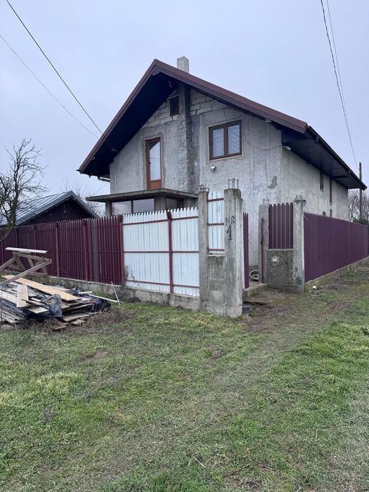 Casă spațioasă cu etaj și curte