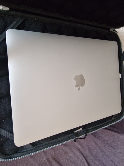 MacBook Air M1 Space Gray (8GB/256GB) – Като НОВ, 52 цикъла, 98% Батерия! Пълен комплект + Magic Mouse + HyperDrive ХъбЦена:539 € за всичко в комплект
