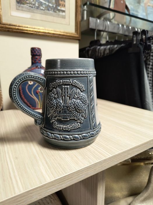 Старинни халби и чайник