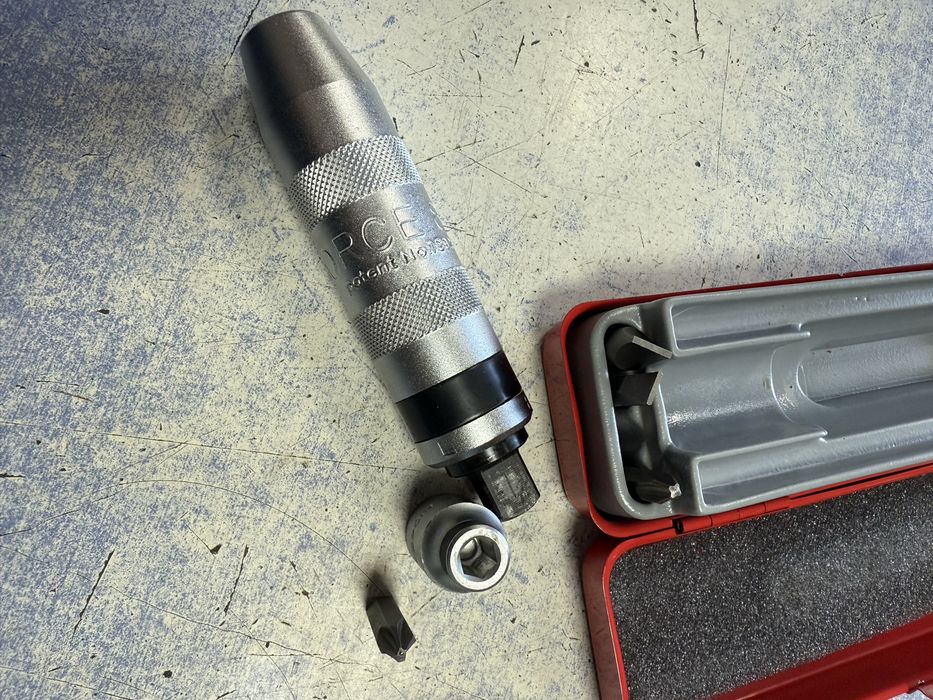 Ударна отверка Force с 4 накрaйника