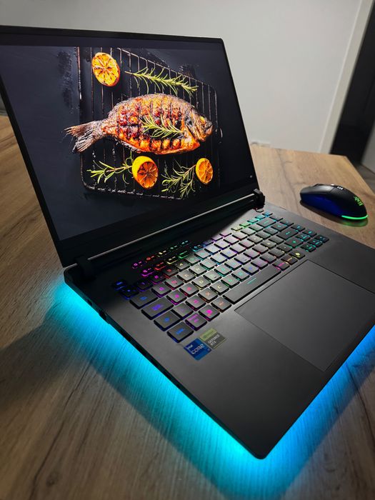 Laptop Gaming ASUS ROG Strix G16 i7-14650HX RTX 5060 32GB RAM 1TB SSD Stare Impecabilă