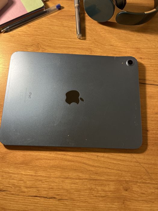 Vand Ipad  prins accidentabil intre canapea