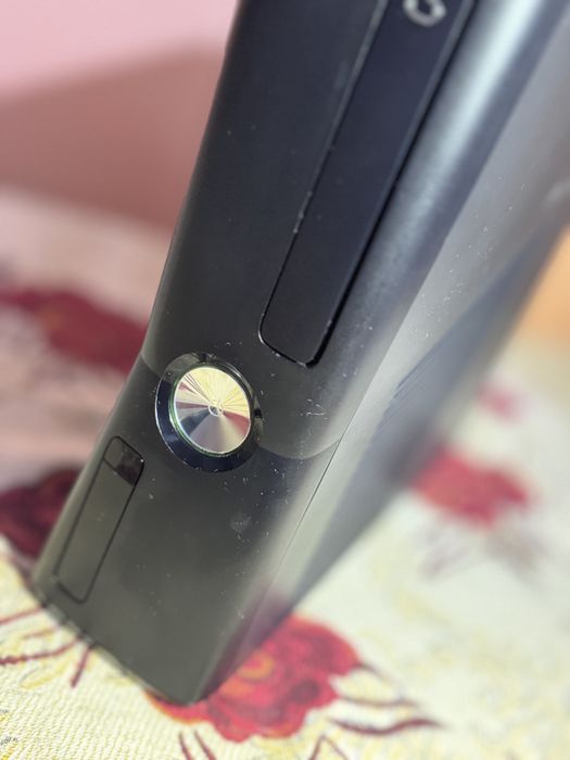 Продам XBOX 360 в идеальном состояний !