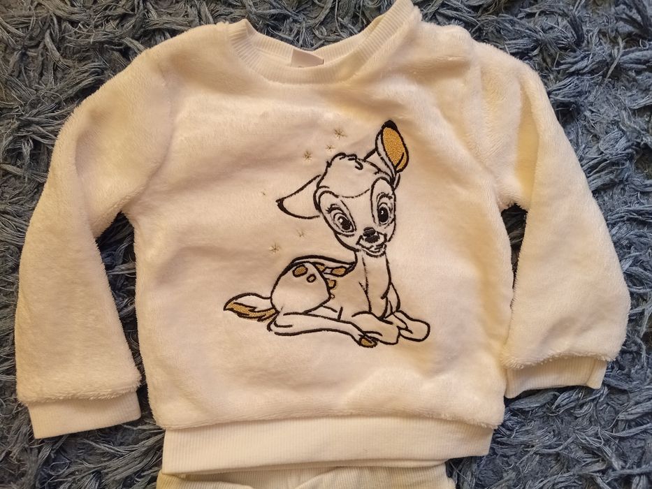 Vand 2 compleuri Disney  din material flausat  marimea 80