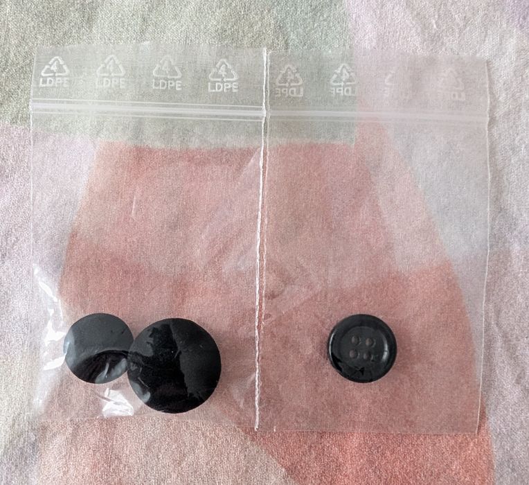 Vând set costum de mire Seroussi în stare excelentă.