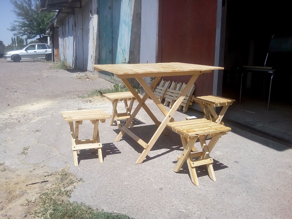 Продаётся стол с табуретками