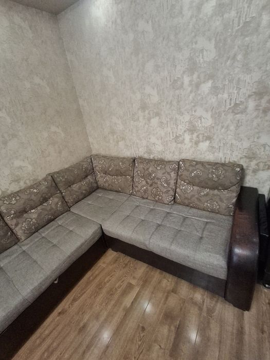 Срочно продаётся большой диван-кровать плюс кресло