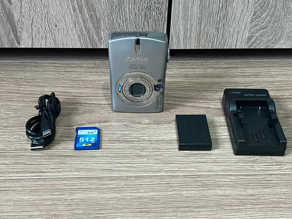 Aparat foto digital camera Canon IXUS 700 printeaza data si ora pe poza,statii itp, poze retro, pachet complet, baterie, card incarcator