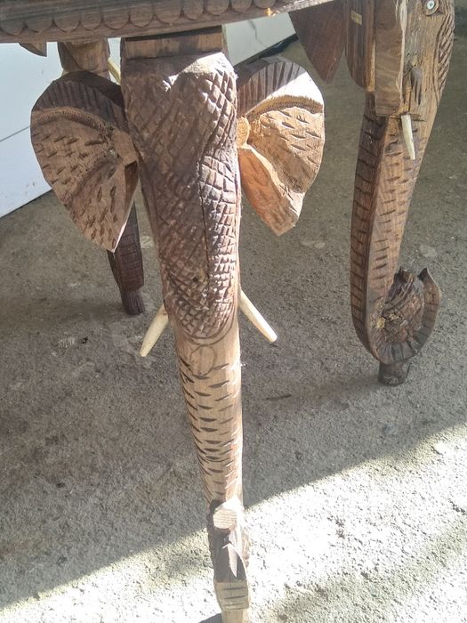 Продавам старинна дървена масичка ръчна дърворезба