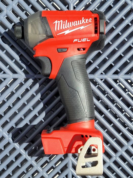 Mașină de înșurubat hidraulică cu impact Milwaukee M18 FUEL SURGE M18 FQID