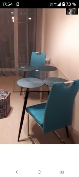 Masă dining cu blat de sticlă și 2 scaune din piele, 900lei