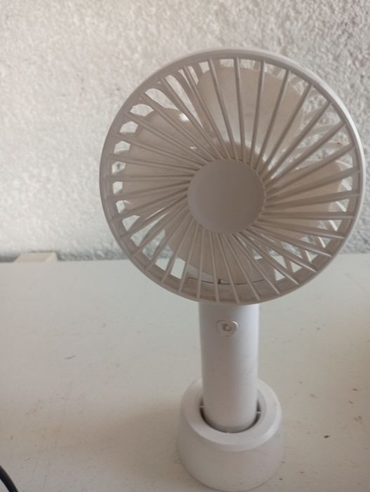Vând ventilator pe baterii