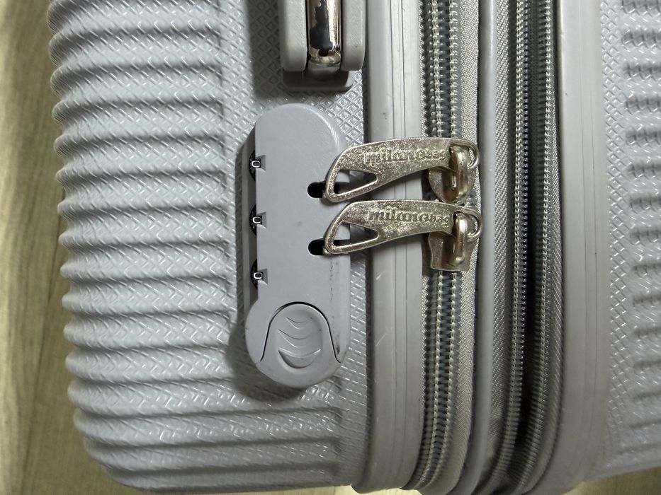 Продам чемодан среднего размера