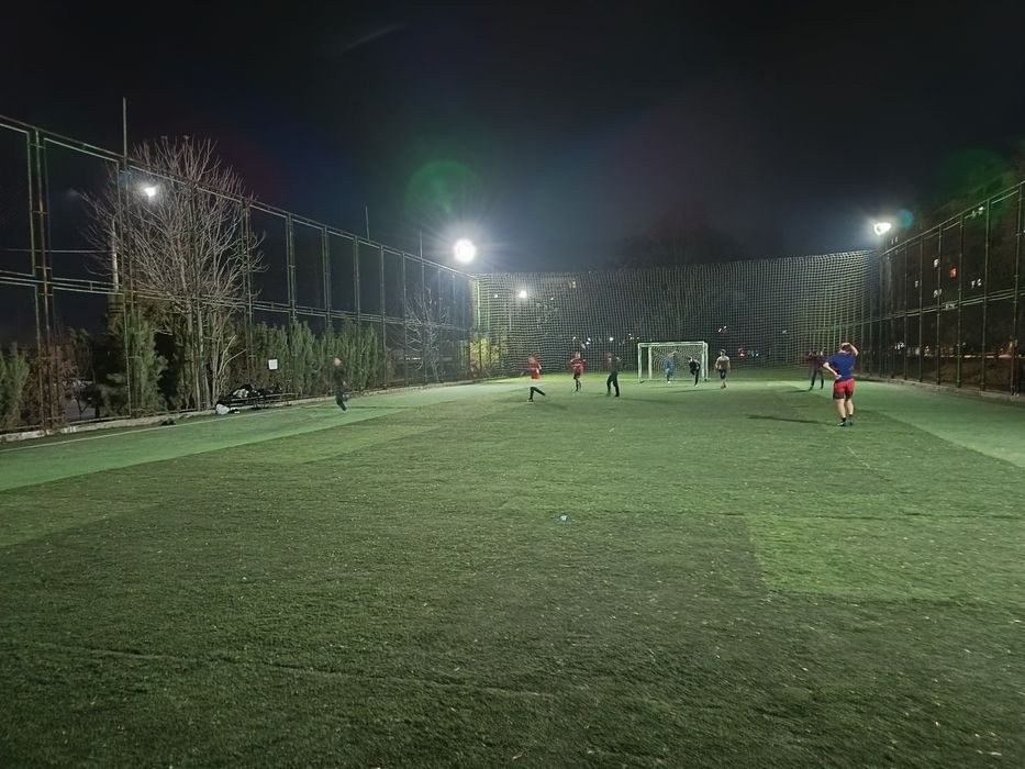 Mini suniy maydon fudbol uchun, valibol o'ynasa xam boladi