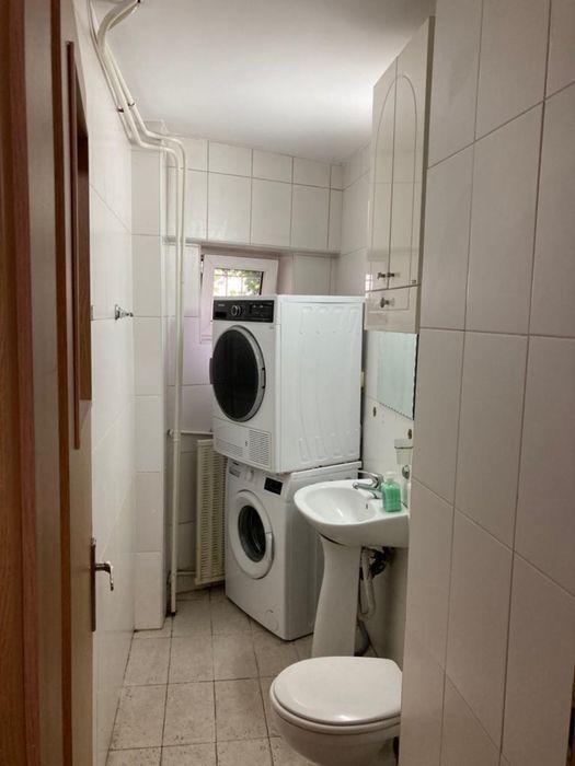 Inchiriez ap 3 camere 2 bai parcare 2 holuri debara 82 mp complet mobilat utilat