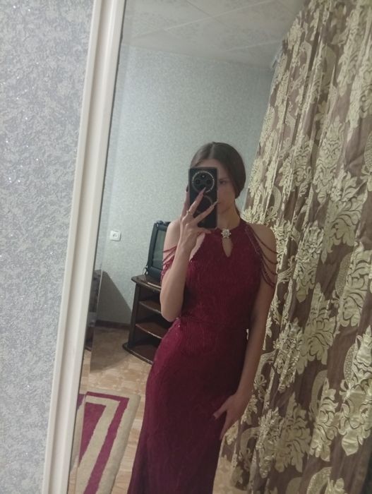 Платье вечернее блестящее