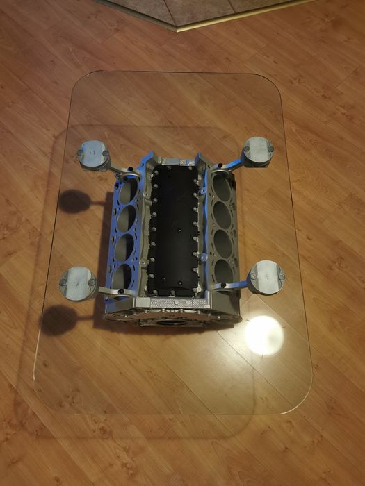 Холна маса от V образен блок на двигател