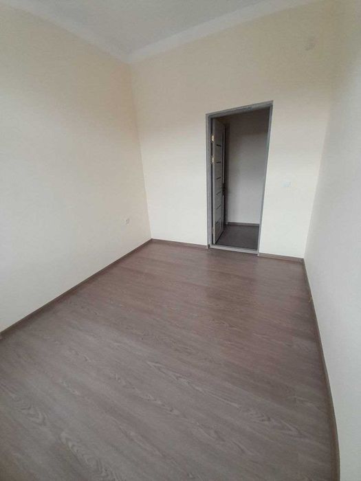 Uy yangi dom sotiladi Guzal magazini orqsida