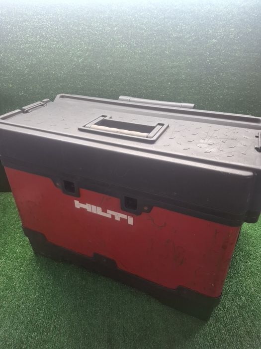 Голям куфар на Hilti с допълнителен етаж и дръжка с колела