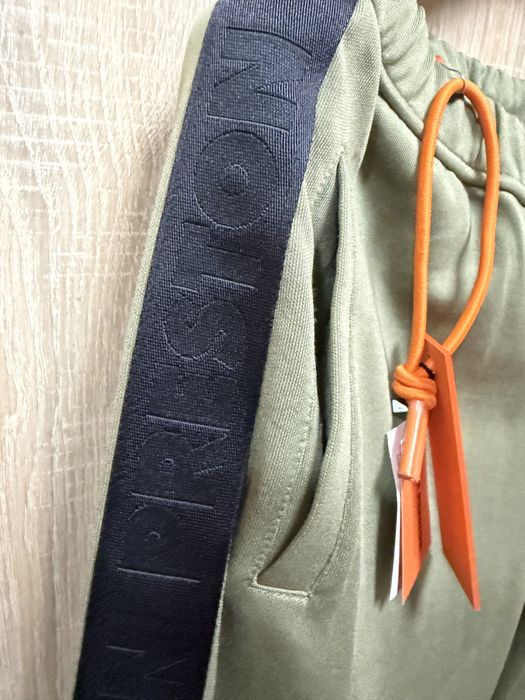 Vand pantaloni Heron Preston.