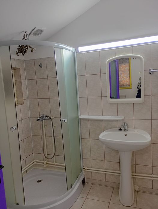 Închiriez garsonieră la casa 200€ neg