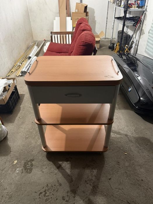 Масичка  с чекмедже на колелца