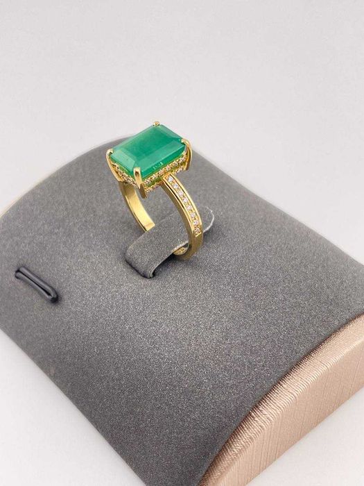 Кольцо с изумрудом