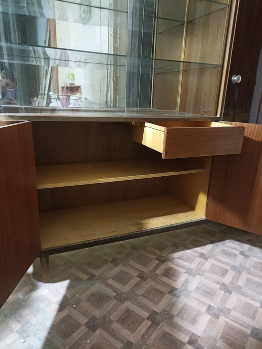 Сервант деревянный