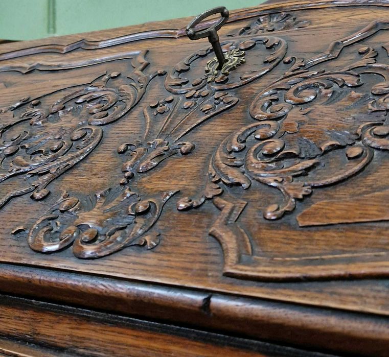 Ръчно резбован френски секретер писалище от масивен дъб