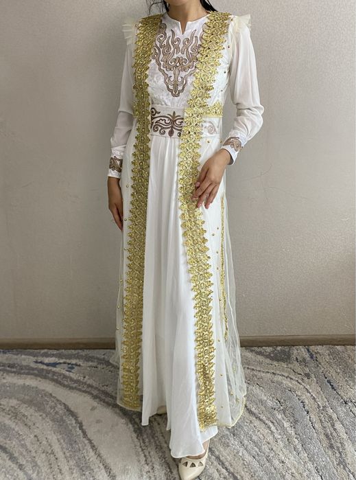 Белое платье национальное с золотистой накидкой
