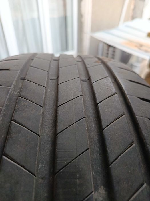 Гуми 225/55/17. Bridgestone 2бр 6mm грайфер